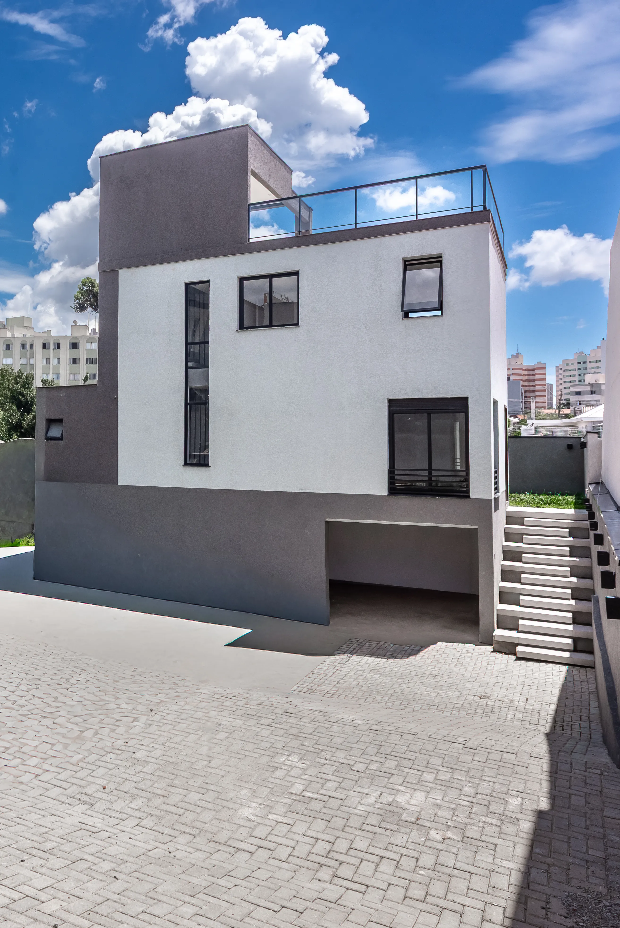 Fachada elegante e segura do Sobrado de alto padrão bairro Novo Mundo